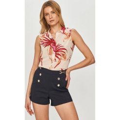 Guess - Koszula. Czerwone koszule Guess, l, z aplikacjami, z tkaniny, bez kołnierzyka, bez ramiączek. W wyprzedaży za 199.99 zł.