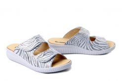 DR. BRINKMANN 701081-03 weiss, klapki damskie. Białe klapki Dr. Brinkmann, bez wzorów, ze skóry, bez obcasa, bez zapięcia. Za 309.90 zł.