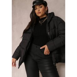 Czarna Kurtka z Kapturem Pikowana Helnee. Czarne kurtki Renee, na jesień, plus size, bez wzorów, z tkaniny, z kapturem. W wyprzedaży za 139.99 zł.