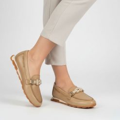 Półbuty damskie Hispanitas, ze skóry naturalnej wsuwany krój metalowa ozdoba na podbiciu, beżowe, HV264662 Bolero-V26 Desert. Brązowe półbuty wsuwane Hispanitas, z aplikacjami, ze skóry, bez obcasa. Za 619.00 zł.