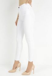 Białe Jeansy Skinny z Postrzępioną Nogawką Chiteli. Białe jeansy Born2be, l, bez wzorów, z jeansu. W wyprzedaży za 103.99 zł.