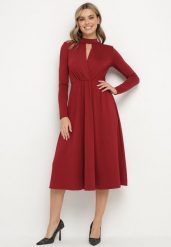 Bordowa Rozkloszowana Sukienka z Ozdobnym Wycięciem i Usztywnioną Linią Ramion Rivfedi. Czerwone sukienki Born2be, na co dzień, l, bez wzorów, eleganckie, bez kołnierzyka, bez ramiączek, midi, proste. W wyprzedaży za 125.99 zł.