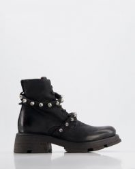 CZARNE BOTKI Z NITAMI A94217 NERO. Czarne botki Venezia, bez wzorów, ze skóry, bez obcasa, bez zapięcia. Za 739.00 zł.
