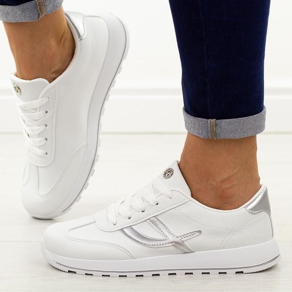 Białe półbuty damskie Potocki 16352. Białe półbuty wsuwane POTOCKI, na jesień, bez wzorów, z jeansu, klasyczne, z okrągłym noskiem, bez obcasa, na płaskiej podeszwie. Za 119.00 zł.