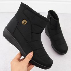 Botki damskie śniegowce czarne Unisoft 7997. Czarne śniegowce marka niezdefiniowana, bez wzorów, ze skóry ekologicznej, bez zapięcia. Za 118.99 zł.
