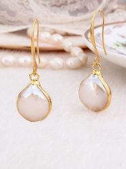 Pierres delicates Pozłacane kolczyki z masą perłową rozmiar: onesize. Białe kolczyki Pierres delicates, z perłą, pozłacane. Za 43.99 zł.