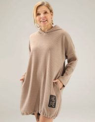 Krótka sukienka. Sukienki Unisono, s, z aplikacjami, z materiału, bez kołnierzyka, bez ramiączek, mini. Za 189.00 zł.