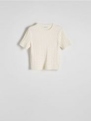 Sweter z ozdobnym splotem - kremowy. Białe swetry Reserved, l, bez wzorów, z dzianiny, bez ramiączek. Za 89.99 zł.