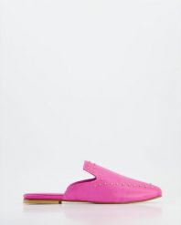 RÓŻOWE KLAPKI 1927575 FUSCHIA. Czerwone klapki Venezia, bez wzorów, ze skóry, bez obcasa, bez zapięcia. Za 159.00 zł.