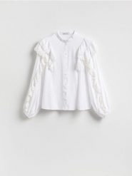 Koszula z falbanami - biały. Białe koszule Reserved, l, bez wzorów, z tkaniny, bez kołnierzyka, bez ramiączek. Za 139.99 zł.