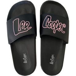 Klapki Lee Cooper LCW-24-42-2482LA czarne. Czarne klapki bez wzorów, z syntetyku, sportowe, bez obcasa, bez zapięcia. Za 135.33 zł.