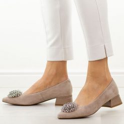 Beżowe skórzane czółenka damskie DiA 3029. Brązowe czółenka DiA, na lato, z aplikacjami, ze skóry, biznesowe, z okrągłym noskiem, bez obcasa, na obcasie, bez zapięcia. W wyprzedaży za 368.72 zł.