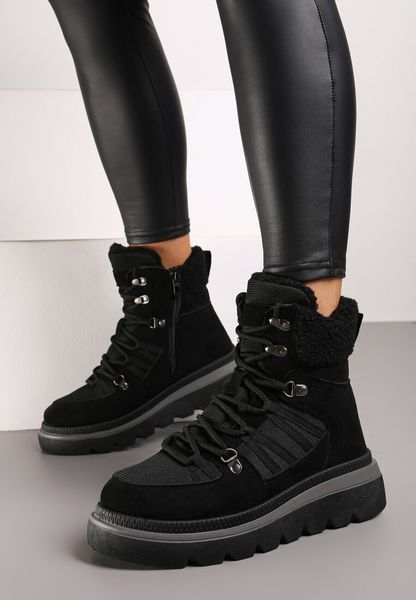 Czarne Traperki na Grubej Podeszwie Ozdobione Futerkiem Linthira. Czarne traperki Born2be, bez wzorów, z futra, eleganckie, bez obcasa, bez zapięcia. Za 99.99 zł.