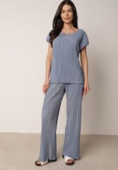 Niebieskie Szerokie Spodnie z Wysokim Stanem ze Zwiewnej Tkaniny z Plisami Galiris. Niebieskie jeansy Born2be, l, bez wzorów, z jeansu, biznesowe, z podwyższonym stanem, długie. Za 59.99 zł.