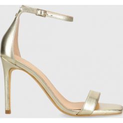 Guess sandały skórzane Devon kolor złoty. Żółte sandały Guess, z aplikacjami, z gumy, bez obcasa, na obcasie, bez zapięcia. Za 619.99 zł.