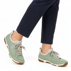 Półbuty damskie Rieker, cholewka skóra ekologiczna wsuwane niski fason zaokrąglony nosek kontrastowe elementy kolorystyczne pętla z tyłu masywna lini. Zielone półbuty wsuwane Rieker, bez wzorów, ze skóry ekologicznej, bez obcasa, na płaskiej podeszwie. Za 339.00 zł.