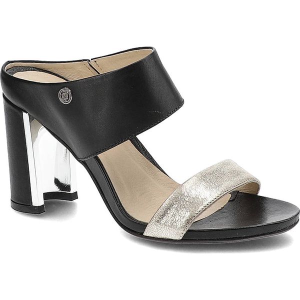 Czarne Klapki Carinii Eleganckie Skórzane Buty. Czarne klapki Carinii, bez wzorów, ze skóry, eleganckie, bez obcasa, na obcasie, bez zapięcia. Za 189.00 zł.