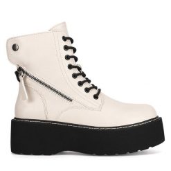 Botki DeeZee. Brązowe botki DeeZee, bez wzorów, bez obcasa, na płaskiej podeszwie, bez zapięcia. Za 139.99 zł.