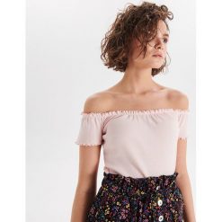 Bluzka z odkrytymi ramionami - Różowy. Bluzki marki Cropp. Za 29.99 zł.
