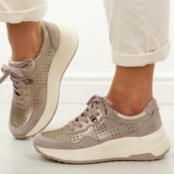 Beżowe skórzane ażurowe półbuty damskie T.Sokolski w26-295. Brązowe półbuty wsuwane Sokolski, na lato, w ażurowe wzory, z jeansu, biznesowe, z okrągłym noskiem, bez obcasa, na koturnie. W wyprzedaży za 269.10 zł.