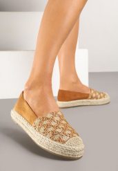 Jasnobrązowe Espadryle Ozdobione Plecionką i Geometrycznym Motywem Sdivoria. Brązowe espadryle Renee, bez wzorów, z jeansu, eleganckie, bez obcasa, na płaskiej podeszwie. W wyprzedaży za 67.99 zł.