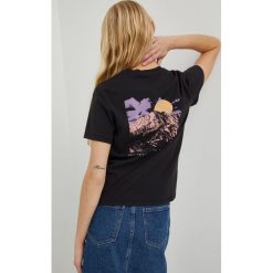 Levi's t-shirt bawełniany kolor czarny. Czarne t-shirty Levi's, l, bez wzorów, z bawełny, bez kołnierzyka, bez ramiączek. W wyprzedaży za 139.99 zł.