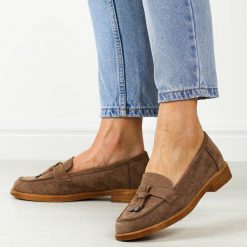 Beżowe zamszowe mokasyny damskie Vinceza 58234. Brązowe mokasyny VINCEZA, bez wzorów, ze skóry, z okrągłym noskiem. Za 159.00 zł.