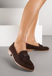 Brązowe Mokasyny Vices z Wkładką ze Skóry Naturalnej Zdobione Łańcuszkiem Delariona. Brązowe mokasyny Renee, z aplikacjami, z jeansu. Za 64.99 zł.