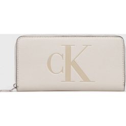 Calvin Klein Jeans portfel damski kolor beżowy. Brązowe portfele Calvin Klein Jeans, bez wzorów, z jeansu. Za 269.99 zł.