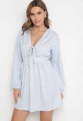 Niebieska Sukienka o Rozkloszowanym Kroju Ozdobiona Wiązaniem Elretira. Niebieskie sukienki Born2be, na co dzień, l, bez wzorów, eleganckie, bez kołnierzyka, bez ramiączek, mini, kopertowe. Za 179.99 zł.
