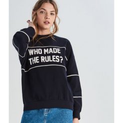 Bluza z kontrastowym zdobieniem - Granatowy. Bluzy marki Sinsay. Za 39.99 zł.