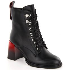 Botki damskie na ozdobnym obcasie czarne D&A S.Barski Premium Collection MR880-132. Czarne botki bez wzorów, eleganckie, bez obcasa, bez zapięcia. Za 329.18 zł.