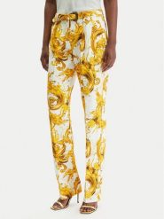 Versace Jeans Couture Spodnie materiałowe 80HAA111 NS756 Biały Regular Fit. Białe spodnie materiałowe Versace Jeans Couture, bez wzorów, z jeansu. Za 1,769.00 zł.