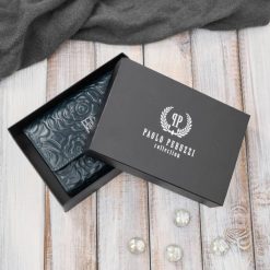 Portfel damski skórzany granatowy w orientacji poziomej RFID Paolo Peruzzi AL-15-NV. Niebieskie portfele PAOLO PERUZZI, z aplikacjami, ze skóry. Za 79.00 zł.