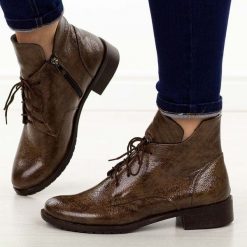 Brązowe skórzane Polskie botki damskie Deoni D397A. Brązowe botki Deoni, bez wzorów, z jeansu, biznesowe, z okrągłym noskiem, bez obcasa, na płaskiej podeszwie, bez zapięcia. W wyprzedaży za 399.20 zł.