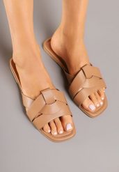 Jasnobrązowe Klapki z Geometrycznymi Paskami Orrile. Brązowe klapki Born2be, bez wzorów, eleganckie, bez obcasa, na płaskiej podeszwie, bez zapięcia. Za 49.99 zł.