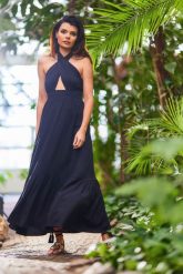 Maxi Letnia Sukienka Wiskozowa Wiązana na Karku - Czarna. Czarne sukienki Awama, l, bez wzorów, z elastanu, wizytowe, bez kołnierzyka, bez ramiączek, maxi. Za 229.90 zł.