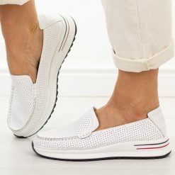 Białe ażurowe skórzane mokasyny damskie Jezzi 9793. Białe mokasyny Jezzi, w ażurowe wzory, z jeansu, z okrągłym noskiem. Za 239.00 zł.