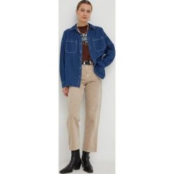 Lee koszula jeansowa damska kolor granatowy relaxed z kołnierzykiem klasycznym. Niebieskie koszule Lee, l, bez wzorów, z denimu, klasyczne, bez kołnierzyka, bez ramiączek. W wyprzedaży za 208.99 zł.