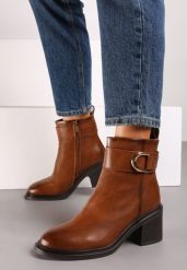 Brązowe Botki na Obcasie Typu Słupek z Ozdobnym Paskiem i Metalową Klamrą przy Cholewce Ciadonia. Brązowe botki Renee, z aplikacjami, z jeansu, eleganckie, bez obcasa, na obcasie, bez zapięcia. W wyprzedaży za 76.99 zł.