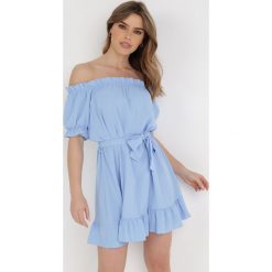 Niebieska Sukienka Darostom. Niebieskie sukienki Born2be, na randkę, s, bez wzorów, z materiału, bez kołnierzyka, bez ramiączek, mini. W wyprzedaży za 69.99 zł.