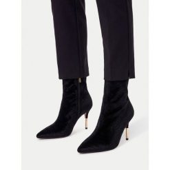 Botki Nine West. Czarne botki Nine West, bez wzorów, bez obcasa, na szpilce, bez zapięcia. Za 329.99 zł.