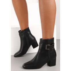 Czarne Botki Sura. Czarne botki Renee, z aplikacjami, klasyczne, za kostkę, bez obcasa, na obcasie, bez zapięcia. W wyprzedaży za 151.99 zł.
