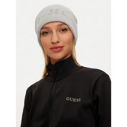 Czapka Guess. Szare czapki zimowe Guess, z aplikacjami. Za 169.99 zł.