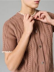 Dzianinowy kardigan z krótkim rękawem - brązowy. Brązowe swetry Sinsay, l, bez wzorów, z dzianiny, bez ramiączek. Za 49.99 zł.