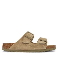 Klapki Birkenstock. Brązowe klapki Birkenstock, bez wzorów, bez obcasa, bez zapięcia. Za 509.99 zł.