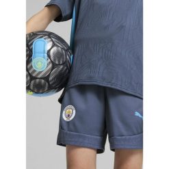 Młodzieżowe szorty treningowe Manchester City PUMA Inky Blue Magic. Niebieskia szorty sportowe Puma, bez wzorów, do piłki nożnej. W wyprzedaży za 154.90 zł.
