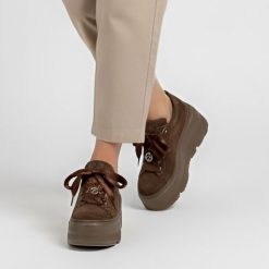 Sneakersy damskie Karino, półbuty na wysokiej platformie i ze skóry zamszowej, brązowe, 5739-015-P-Cervo-Welur. Brązowe półbuty wsuwane Karino, bez wzorów, z satyny, eleganckie, bez obcasa, na platformie. Za 484.99 zł.
