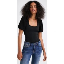 Desigual t-shirt damski kolor czarny odkryte plecy. Czarne t-shirty Desigual, l, bez wzorów, z dzianiny, bez kołnierzyka, bez ramiączek. W wyprzedaży za 214.99 zł.