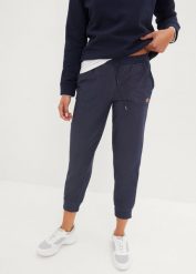 Spodnie dresowe 7/8 w optyce dżinsowych. Niebieskie jeansy bonprix, bez wzorów, z dresówki. Za 139.99 zł.